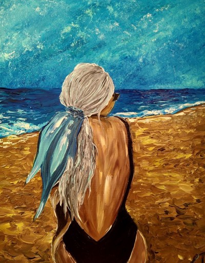 Блондинка на березі моря 