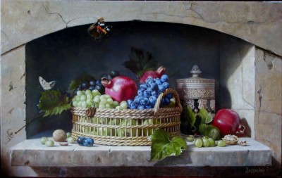 Fruit basket in niche